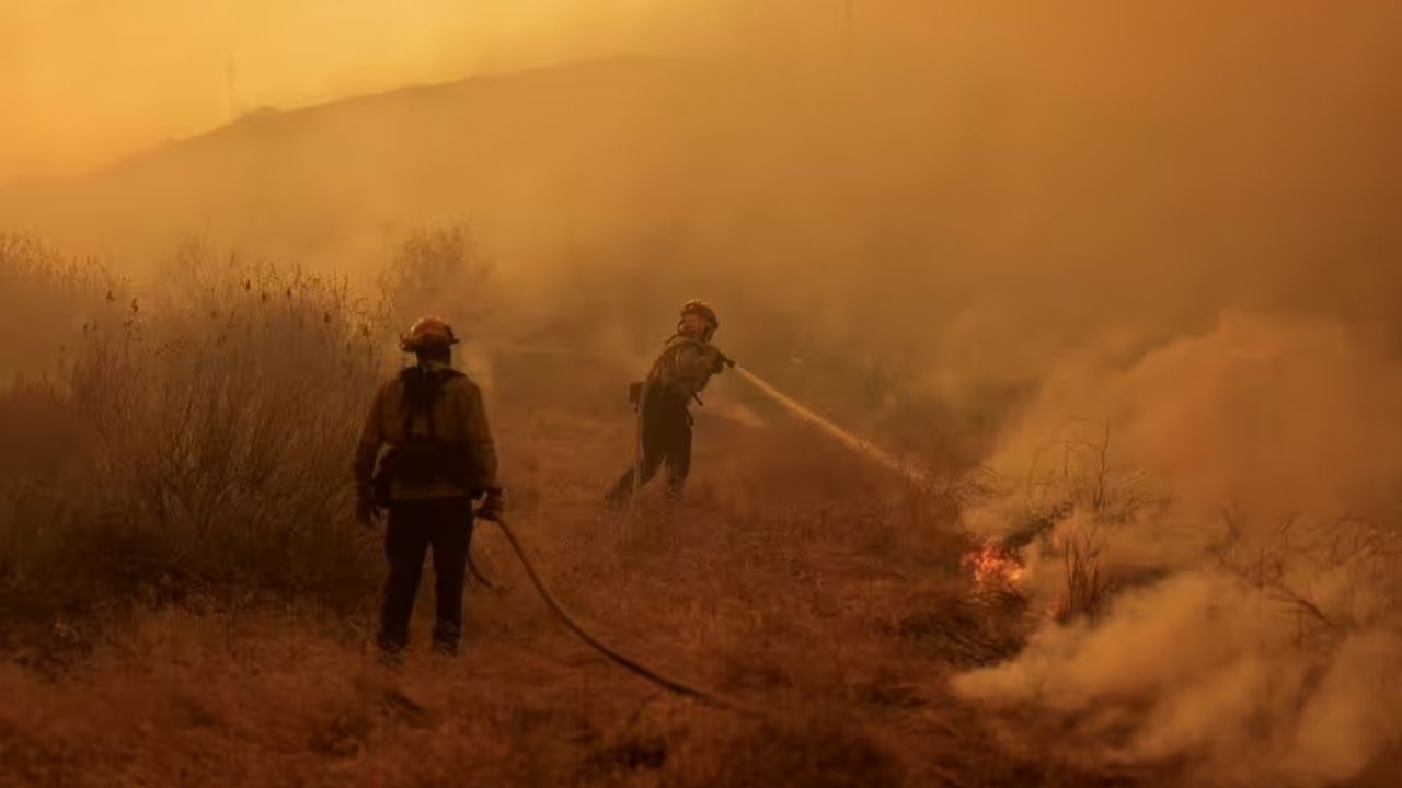 ক্যালিফোর্নিয়ায় ফের ভয়াবহ দাবানল, হাজারো মানুষ ঘরছাড়া